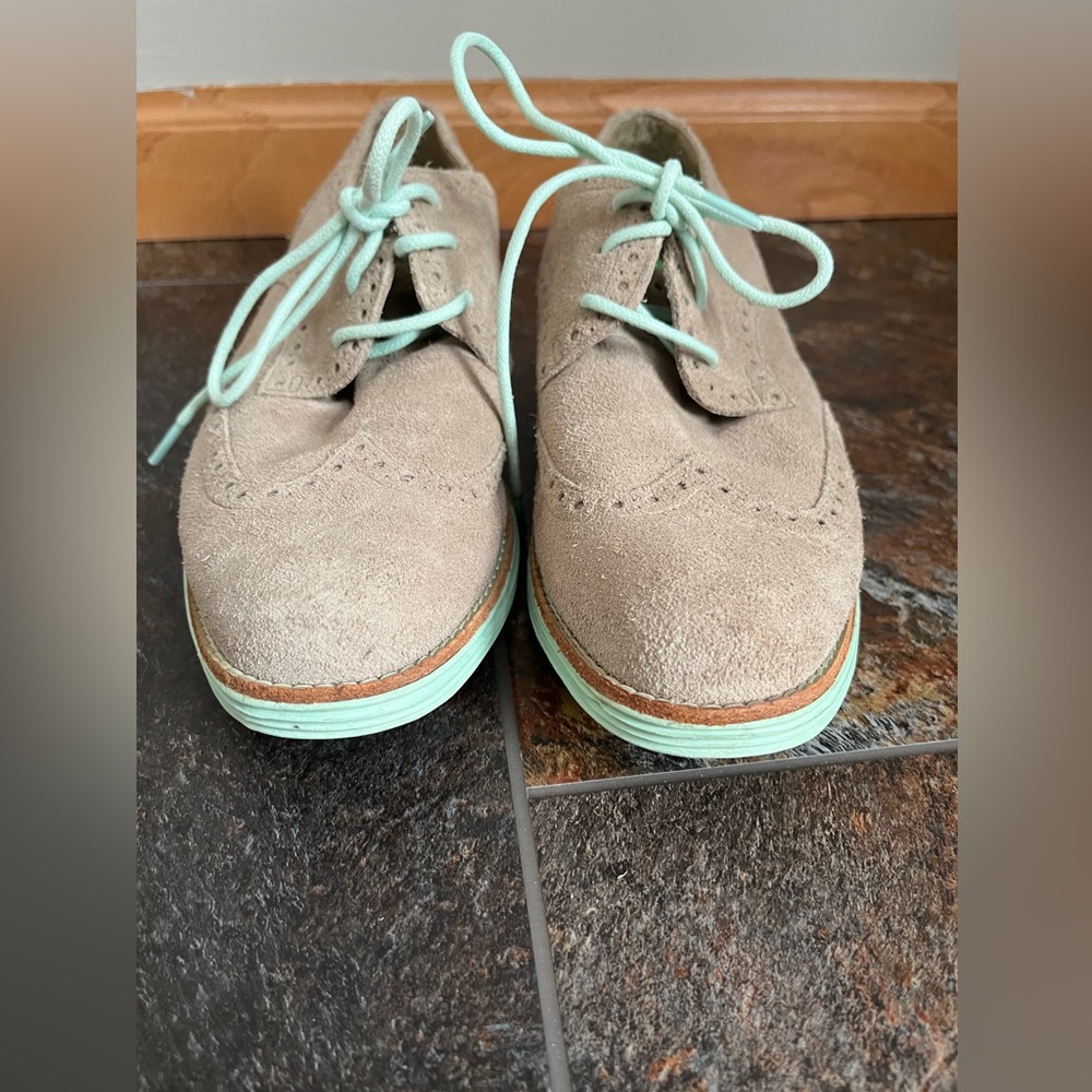 Women’s Cole Haan Lunargrand taupe suede wingtip oxford lace up shoe. Size 7B - Picture 3 of 9